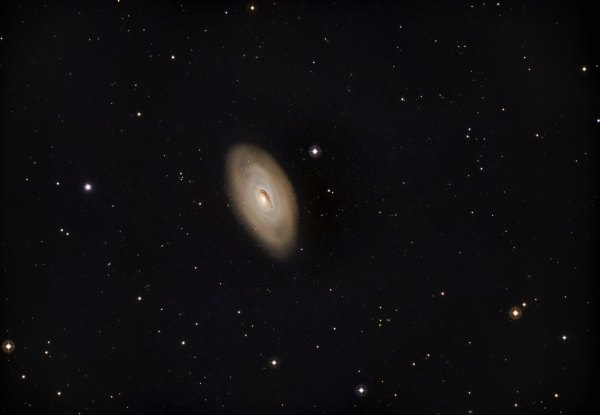 M 64, Galaxia del ojo negro.